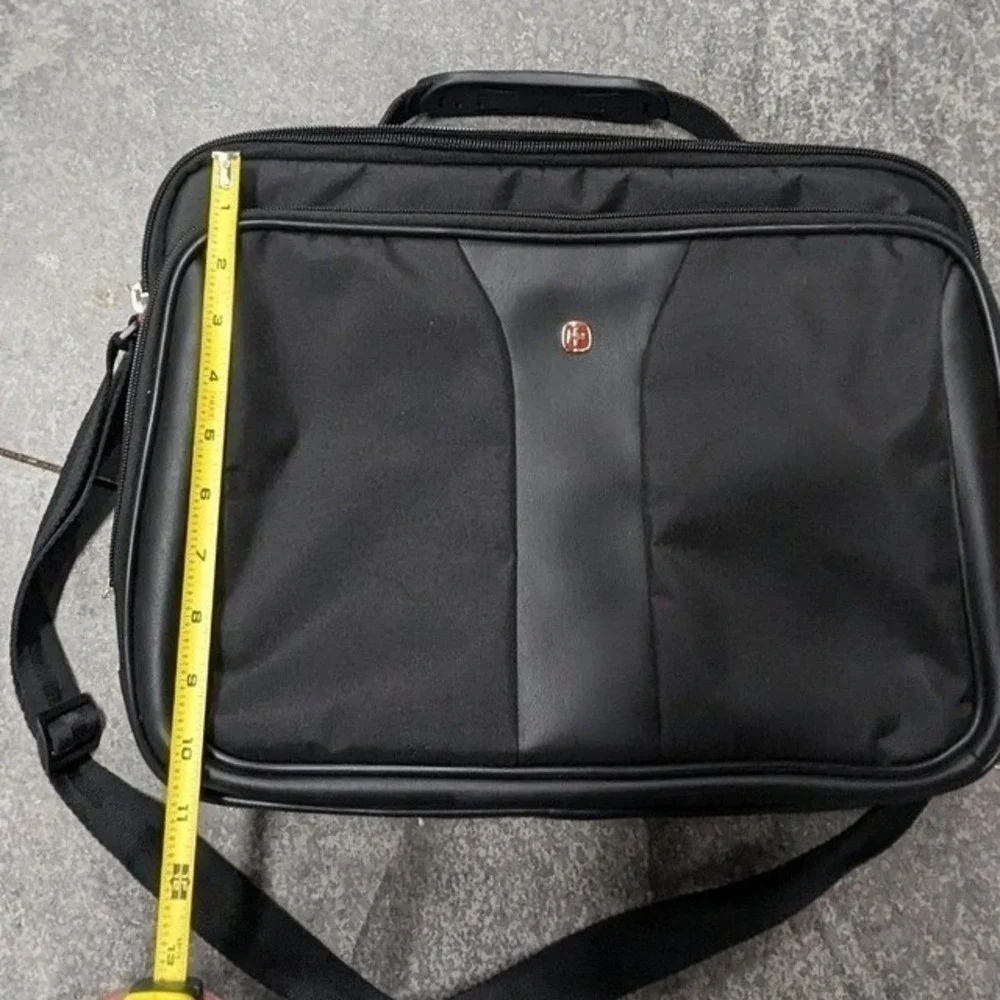 Minimalist Business Tech Wenger SwissGear Laptop Soft Messenger Bag 16